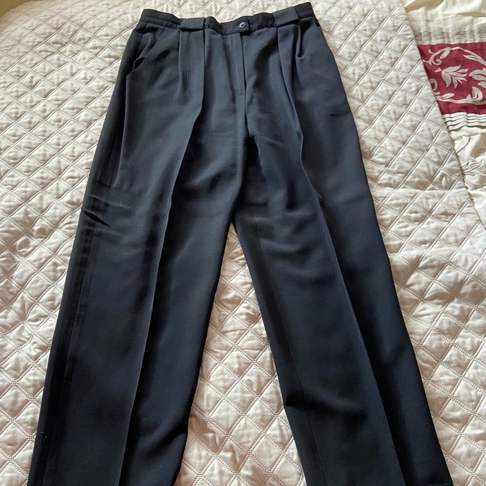 Beautiful Jones New York 100%wool black dress pants.